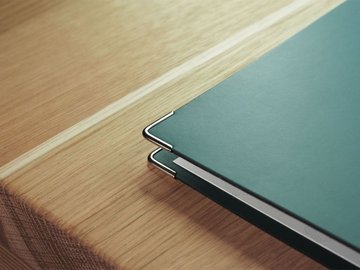 4 hopeista metallista kirjankulmaa